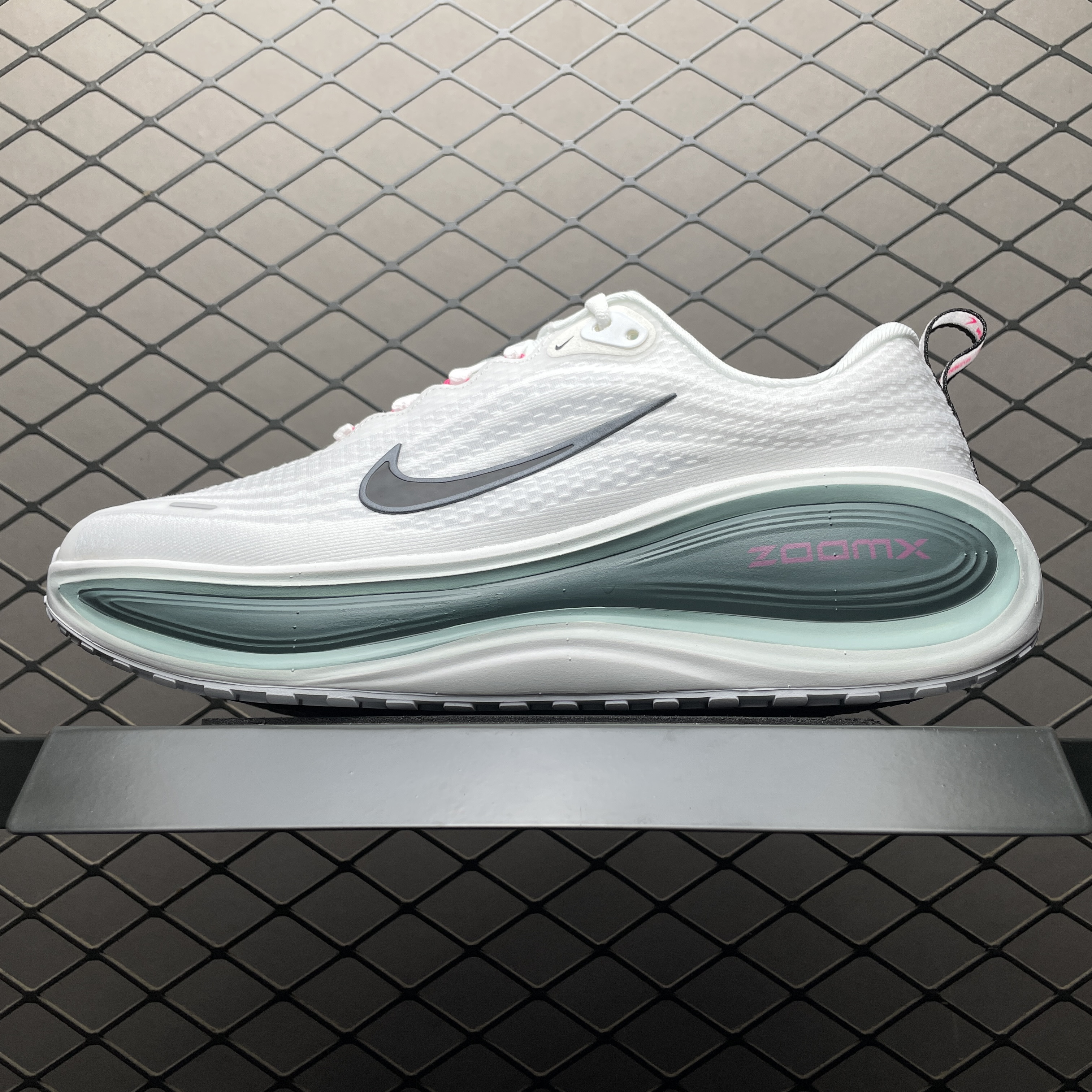 Tênis Nike Vomero 18 Branco Verde HV8150-110 (SY)