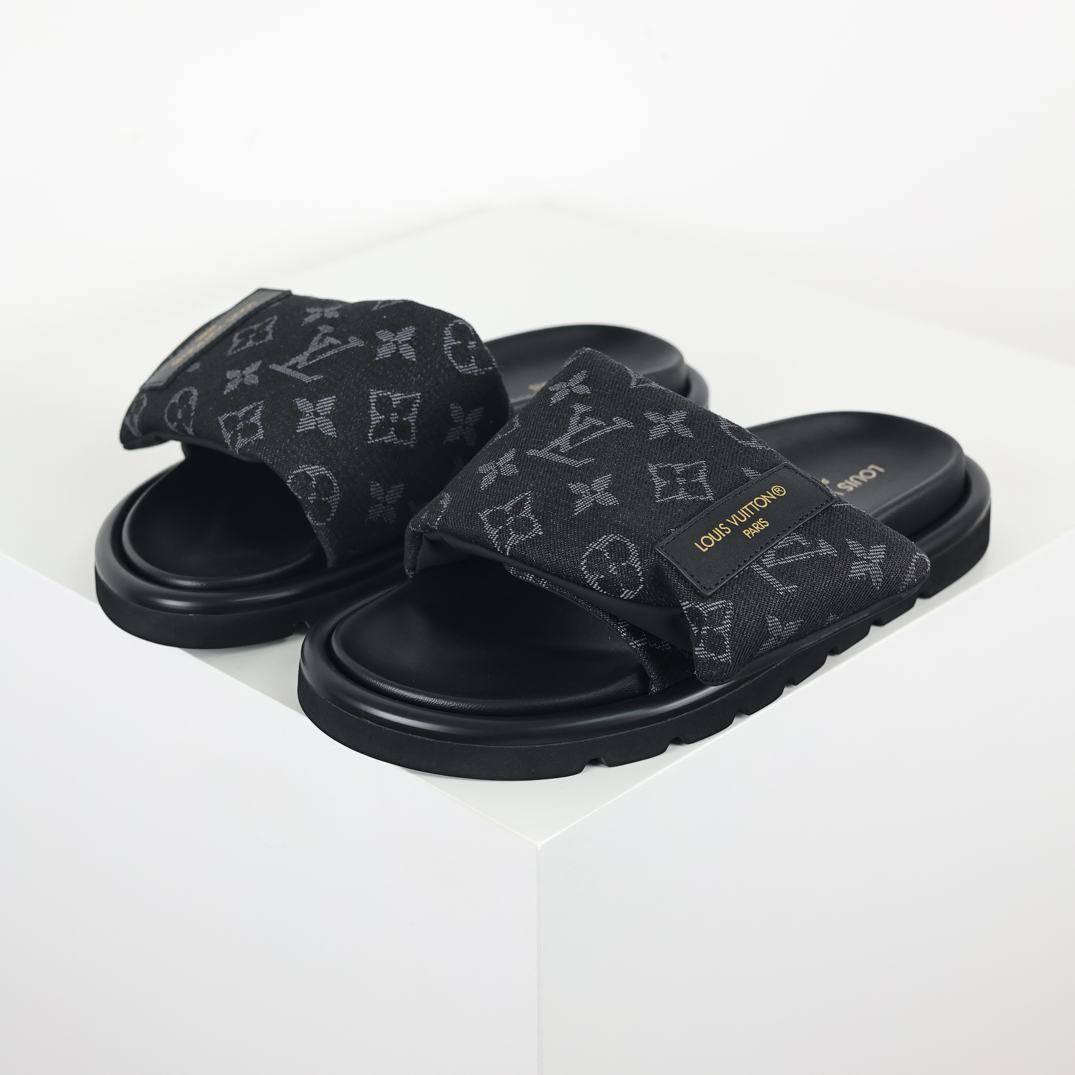 Tênis LV Pool Pillow Preto Estampado