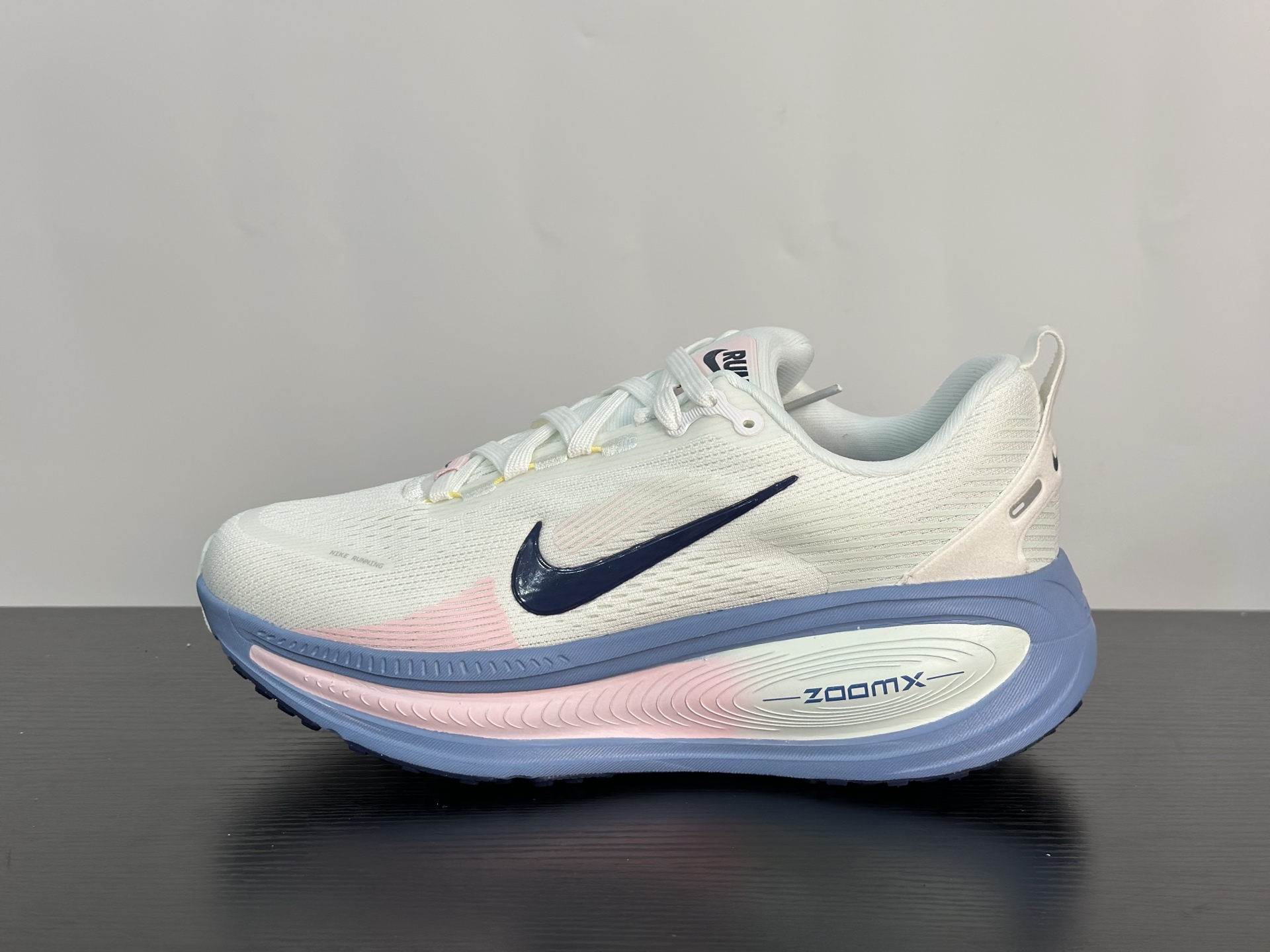 Tênis Nike Vomero 18 Branco Azul Rosa HM6804-115 (SY)