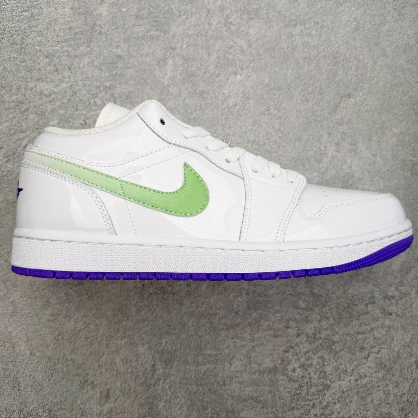 Tênis Air Jordan 1 Low Cano Baixo Branco Verde Roxo IR2367-100 (K)