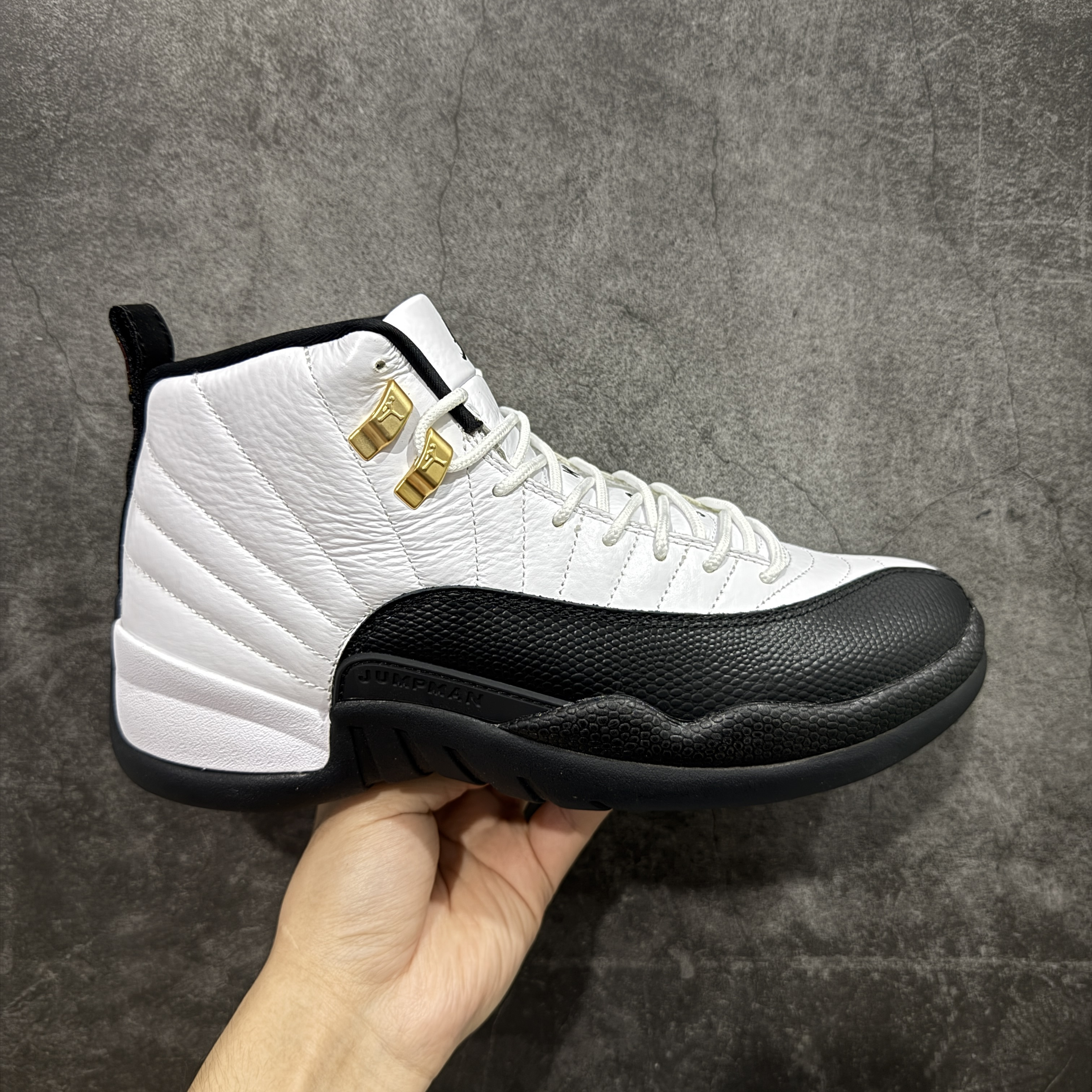 Tênis Air Jordan 12 Branco Preto Dourado CT8013-117 (XP)